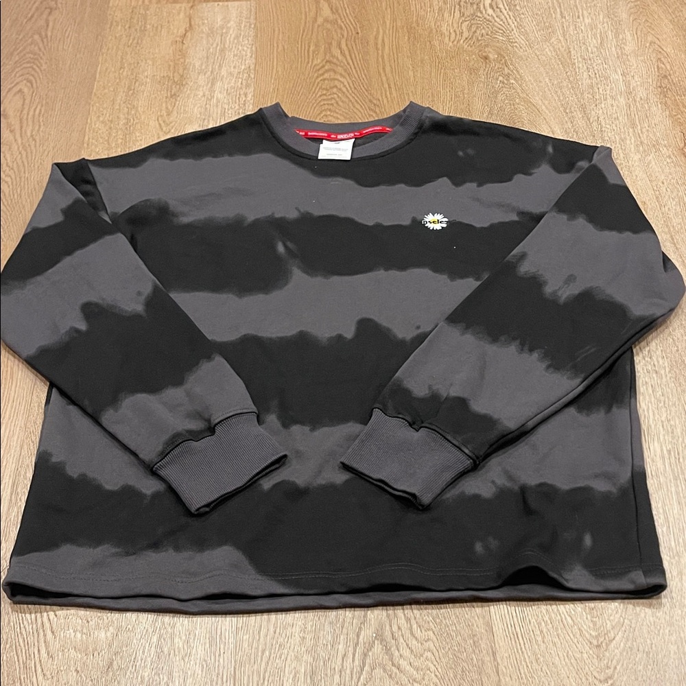 Flower Embroidered Crewneck